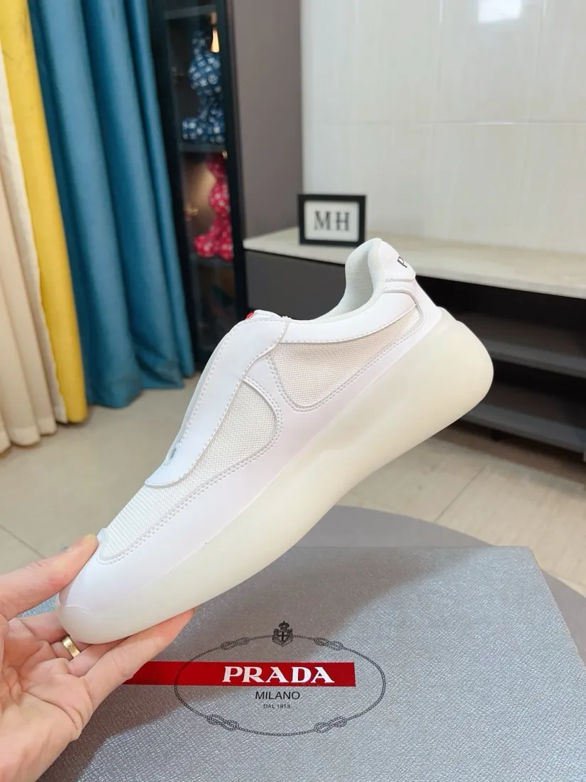 Men's shoes 💰420🌹🌹Prada is a luxurious and fashionable high-end product ✊🔥The perfect last shape and top-notch handcrafting make this shoe immediately create a strong aristocratic atmosphere. Imported first-layer cowhide with brogue carving crafts💋Genuine leather lining🎶Rubber combination outsole specially imported from France for leather shoes😍Color: Mysterious Black☕️Size 38～44